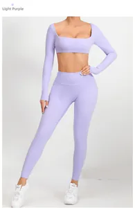 Dettaglio del set yoga viola chiaro con maglia a collo quadrato e leggings sportivi a vita alta