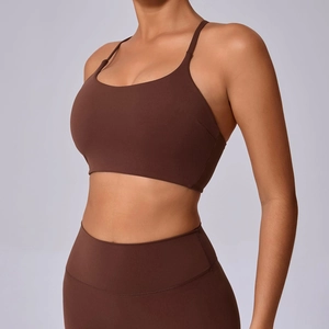 Detailansicht des kaffeebraunen stoßfesten Yoga-BHs und der Leggings am Model