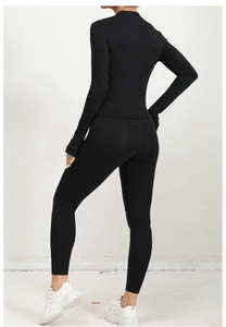 Vue arrière de l'ensemble de yoga noir sans couture montrant la coupe slim et l'élasticité