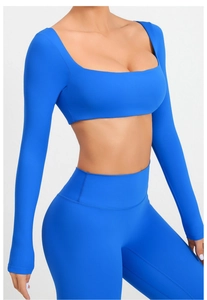 Detalle del conjunto de yoga azul Klein con top de cuello cuadrado y mallas de cintura alta