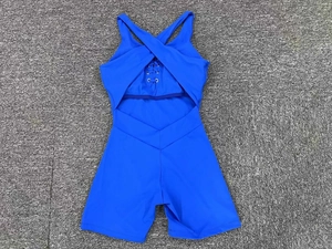 Détail du body de yoga bleu roi avec bretelles croisées et découpe à la taille élastique