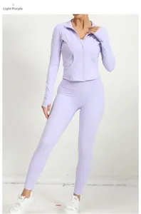 Détail d'un ensemble de yoga violet clair avec veste zippée et legging taille haute