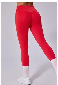 Vue détaillée du legging de yoga rouge à taille haute montrant le tissu galbant