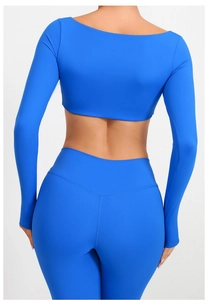 Detalle del conjunto de yoga azul oscuro con camiseta de manga larga y mallas de talle alto
