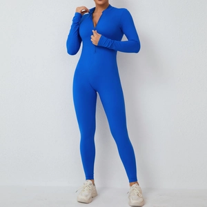 Combinaison de yoga bleue à manches longues avec col zippé et coupe athlétique ajustée