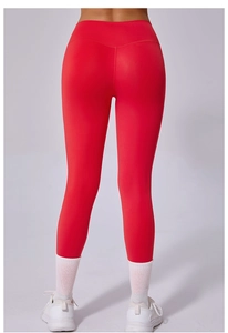 Détail du legging de yoga rouge à taille haute avec couture en V pour effet galbant
