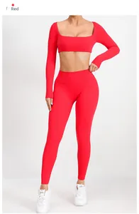 Dettaglio di un set yoga rosso due pezzi con top a collo quadrato e pantaloni a vita alta