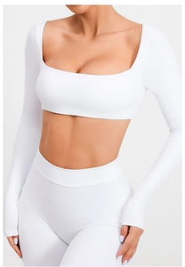 Detalle de camiseta de yoga blanca con cuello cuadrado y almohadillas integradas