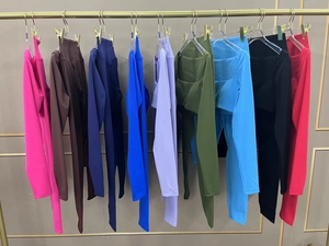Dettagli di set da yoga colorati a maniche lunghe con scollo quadrato su grucce