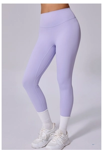 Détail du pantalon de yoga lilas à taille haute en tissu de compression sans couture respirant