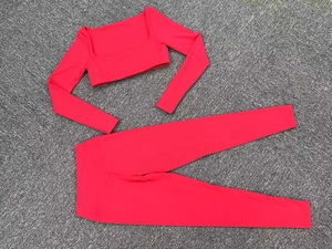 Dettaglio piatto del set da yoga rosso rosa con top a collo quadrato e leggings