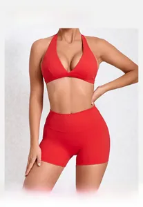 Detail eines roten, schnelltrocknenden Yoga-Sets mit Neckholder-BH und hoher Sporthose