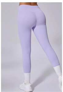 Vue arrière du legging de yoga lavande à taille haute montrant l'effet galbant