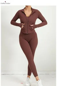 Détail de l'ensemble de yoga marron avec veste cintrée zippée et legging à taille haute