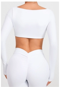 Detalle del diseño fruncido posterior y cintura alta en leggings de yoga blancos