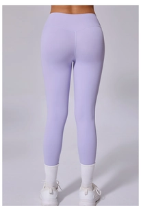 Détail du legging de yoga lavande à taille haute avec design sculptant sans couture