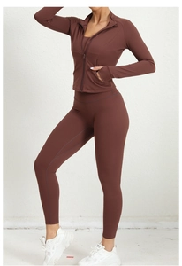 Détail de la veste de sport zippée marron chocolat et du legging taille haute