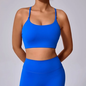 Detailansicht von elektrisch blauem Sport-BH mit Kreuzgurten und High-Waist-Yoga-Leggings