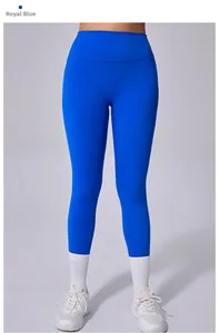 Gros plan du pantalon de yoga bleu roi taille haute montrant la texture sans couture