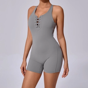 Combinaison de sport grise extensible pour femme avec lacets et dos croisé ouvert