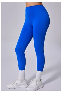 Détail du pantalon de yoga bleu à taille haute montrant la coupe galbante et les coutures