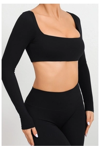 Detalle de camiseta de yoga negra de manga larga con cuello cuadrado y tejido de compresión