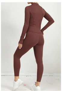 Vue détaillée de l'ensemble de yoga marron avec couture en V et design amincissant au dos