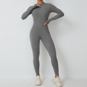 Détail du body de yoga gris à manches longues avec col montant et demi-fermeture éclair