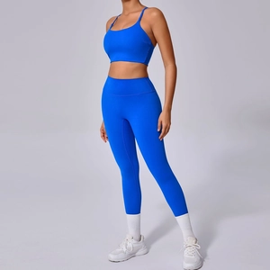 Detailansicht des blauen Yoga-BHs mit Kreuzgurten und Leggings mit hohem Bund