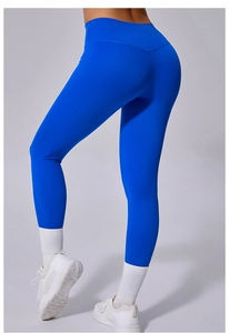 Vue latérale du legging de yoga taille haute bleu roi montrant l'élasticité du tissu