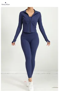 Détail de l'ensemble de yoga bleu marine avec veste zippée, passe-pouces et legging gainant