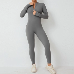 Détail du col à demi-zip sur un body de yoga gris foncé à manches longues