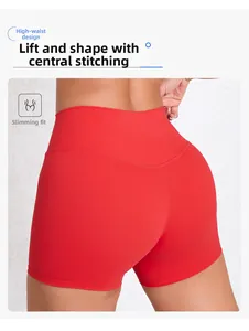 Nahaufnahme der roten High-Waist Yoga-Shorts mit Push-up-Naht und elastischem Stoff