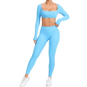 Set da yoga celeste con scollo quadrato, maglia a maniche lunghe e leggings a vita alta
