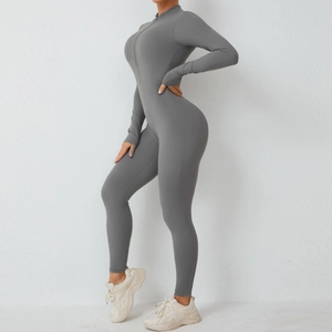 Détail d'une combinaison de sport grise à manches longues avec col demi-zip et coupe ajustée