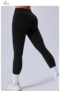 Détail du pantalon de yoga noir à taille haute avec couture push-up pour le galbe