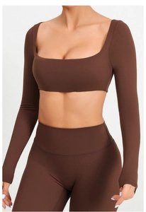 Detalle del conjunto de yoga marrón café con cuello cuadrado y leggings de talle alto