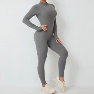 Vue détaillée du col montant zippé et du tissu extensible de la combinaison de yoga