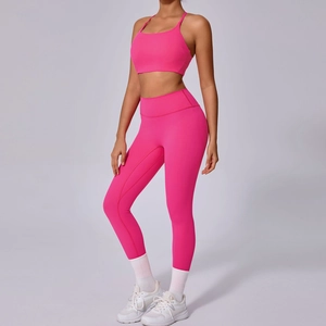 Detailaufnahme der Kreuzträger am elastischen neonpinken Sport-BH und der Yogahose