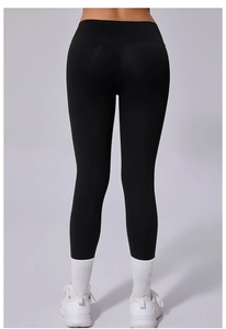Détail de la vue arrière montrant l'effet galbant du legging de yoga noir taille haute