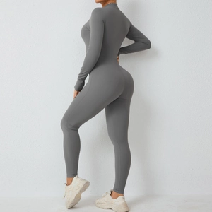 Détail de la combinaison de yoga grise avec col montant zippé et manches longues sport