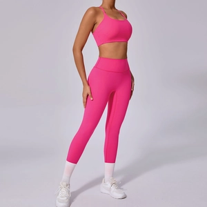 Detailaufnahme von rosarotem Yoga-Set mit Überkreuz-Sport-BH und High-Waist-Leggings