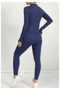 Vue arrière détaillée de l'ensemble de yoga bleu foncé avec tissu sans couture et coutures