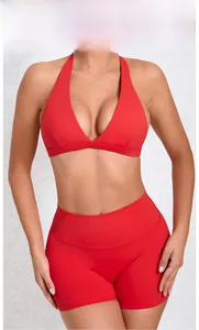 Detailansicht eines roten schnelltrocknenden Yoga-Sets mit Halter-Top und High-Waist-Shorts
