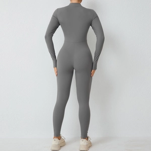 Détail de la conception du dos de la combinaison de yoga grise à manches longues et élastique