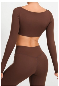 Detalle de la costura en V de los leggings de yoga y la parte trasera del top corto