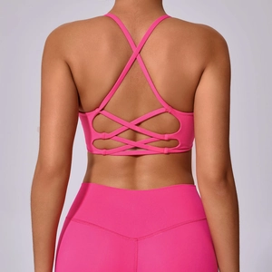 Detail eines pinken Yoga-BHs mit komplexem Überkreuz-Design am Rücken für Fitness