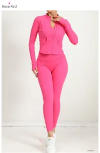 Vue détaillée de l'ensemble de yoga rose rouge avec legging taille haute et veste zippée