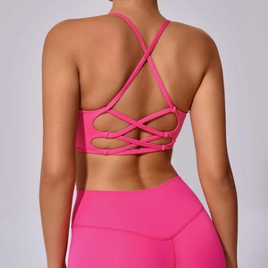 Detailansicht des pinken Sport-BHs mit Kreuzgurten und Cut-out-Design am Rücken