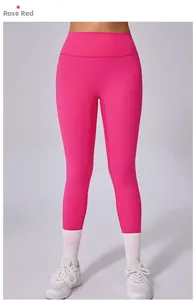 Détail du legging de yoga rose rouge à taille haute, sans couture et tissu respirant